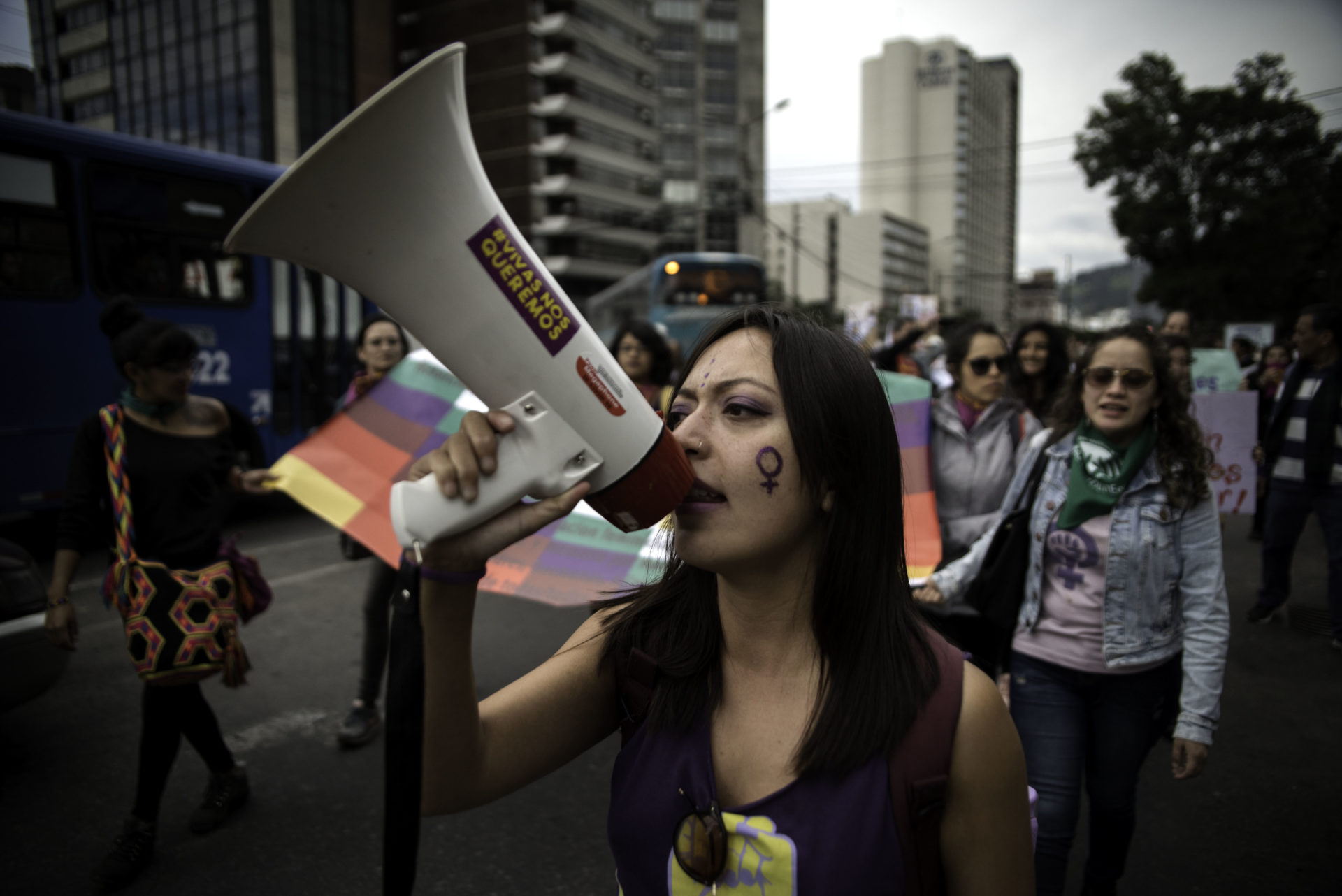 Activistas, líderes sociales, organizaciones, mujeres y hombres gritan consignas contra la violencia de género durante la Marcha 