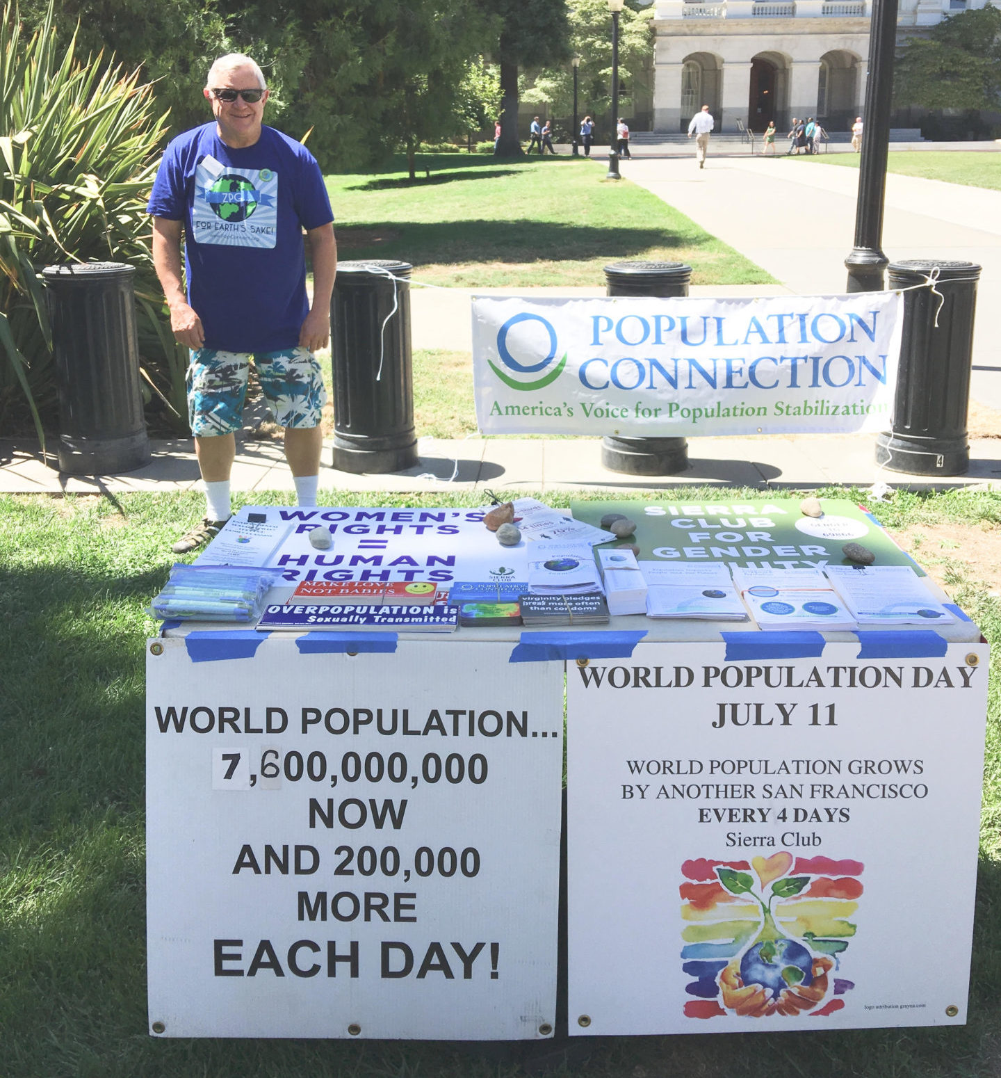 photo of Chuck Knutson tabling for Population Connection